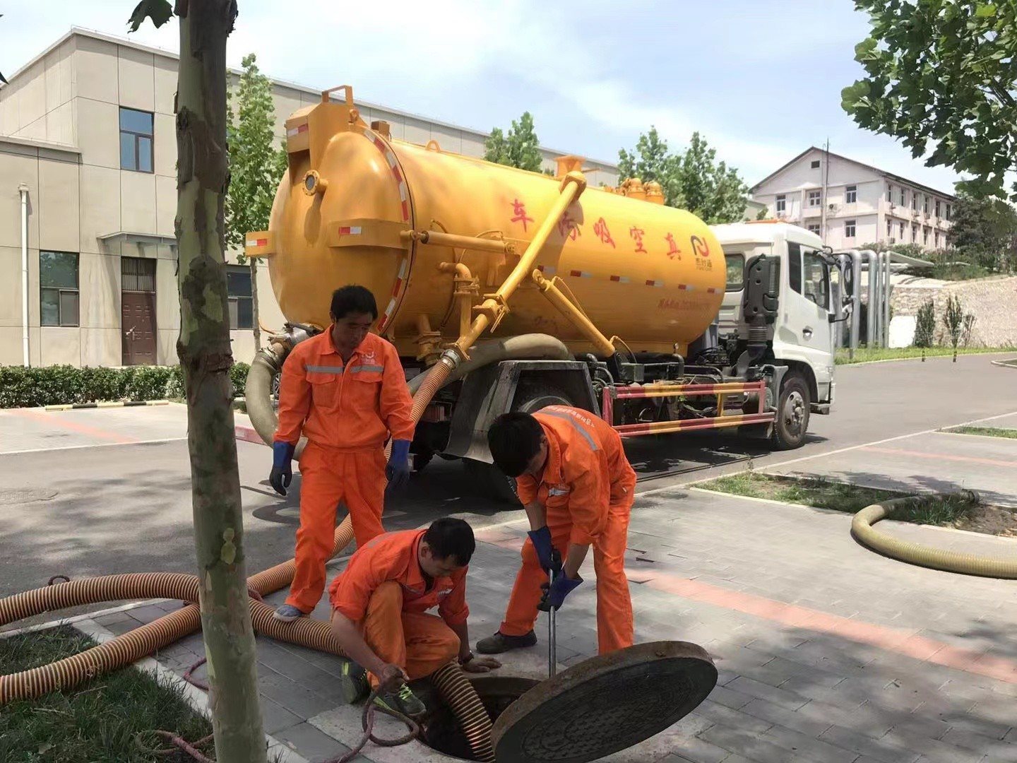 高密管道疏通车停在窨井附近