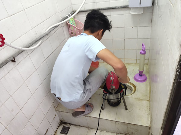 高密管道堵塞冒臭气 专业师傅现场解决问题
