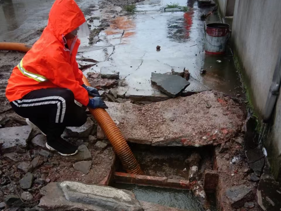 高密专业清理污水池 炜誉市政以规范流程守护城市 “肠道”