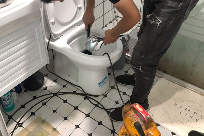 高密马桶堵塞自己疏通还是找师傅?专业上门服务让你省时更省心